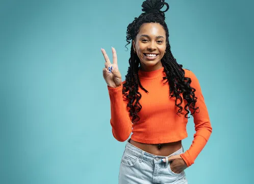 专注观看篮球赛事的球迷